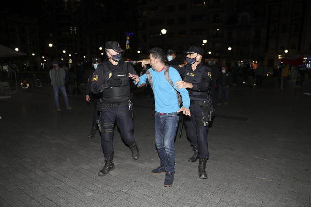 Tensión ante el intento de 'reventar' una manifestación de apoyo a Pablo Hasel en Gijón