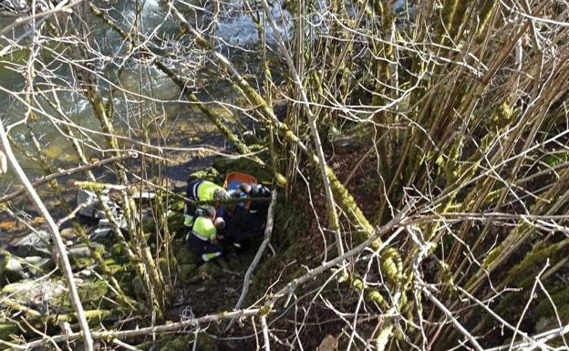 Herido grave un ciclista al caer por un desnivel en la carretera de Caleao, en Caso