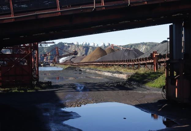 El Puerto ampliará las medidas de limpieza y baldeo para evitar las nubes de polvo de carbón