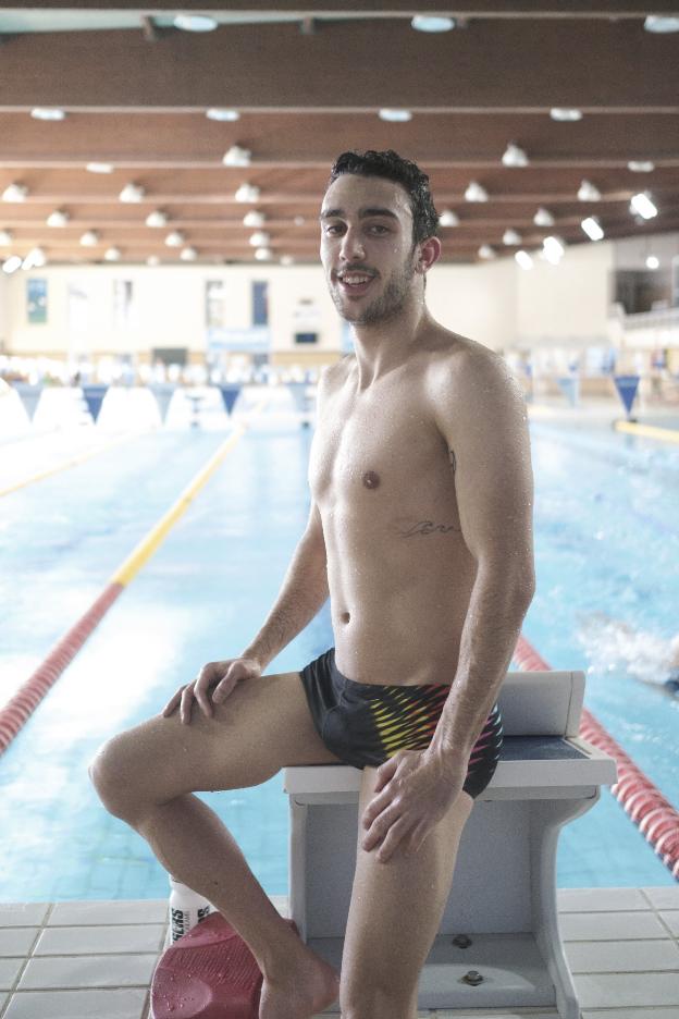 Sergio Vaquero, ayer, durante el entrenamiento en la piscina. / C. SANTOS