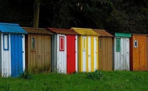 Las tradicionales casetas de Luarca volverán a llenar de color las playas