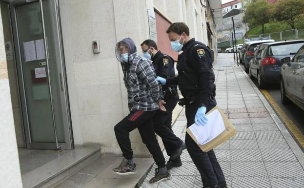 Entra en prisión el supuesto responsable de cuatro atracos, tres en Lugones y uno en Gijón