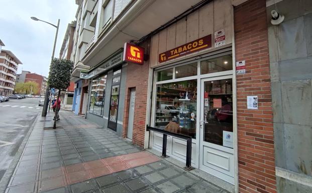 Un hombre atraca a punta de pistola un estanco en El Berrón