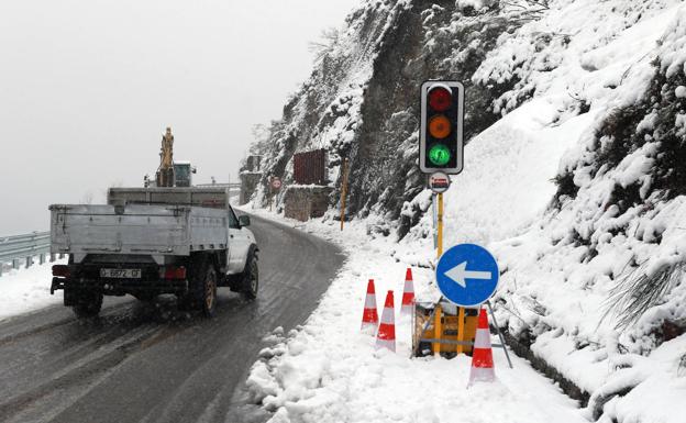 El Consejo de Gobierno aprueba un gasto para hacer frente a seis obras de carreteras asturianas