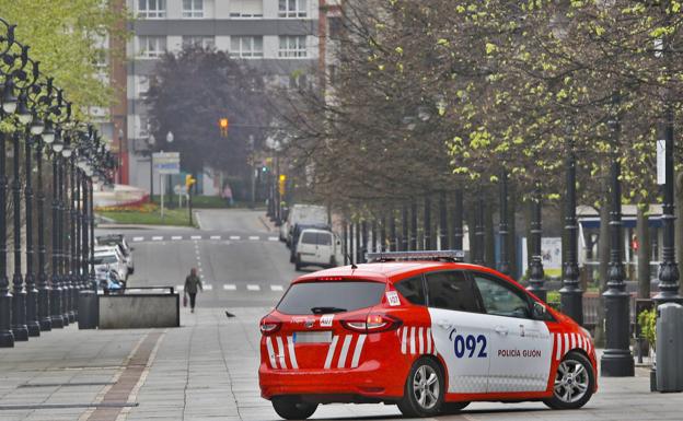 La Policía Local de Gijón reanima a un hombre que sufrió un desvanecimiento