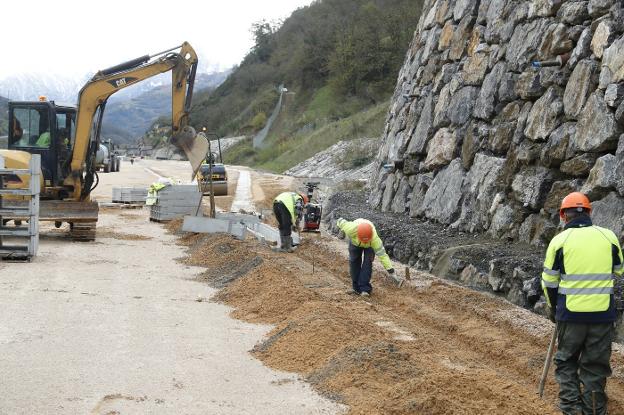 Las constructoras reclaman 72 millones por los retrasos y cambios en la variante