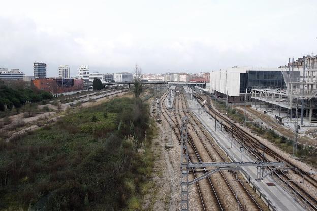 Los vecinos critican «el retraso premeditado del plan de vías» y dudan de que la UE lo financie