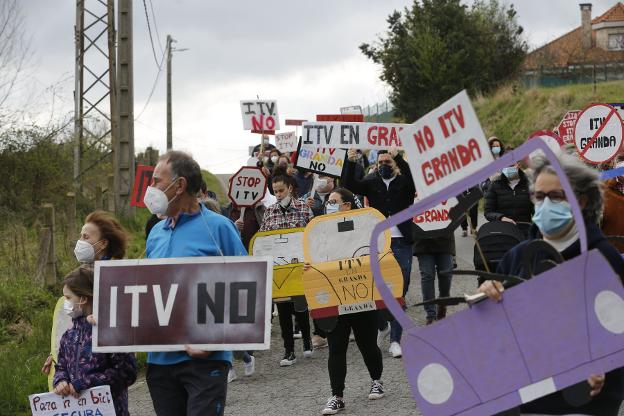 «Si nos llenan Granda de coches, ¿quién va a caminar por aquí?»