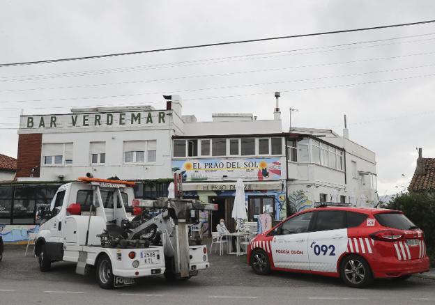 Varios jóvenes increpan a una camarera en Gijón y fuerzan a la Policía a intervenir