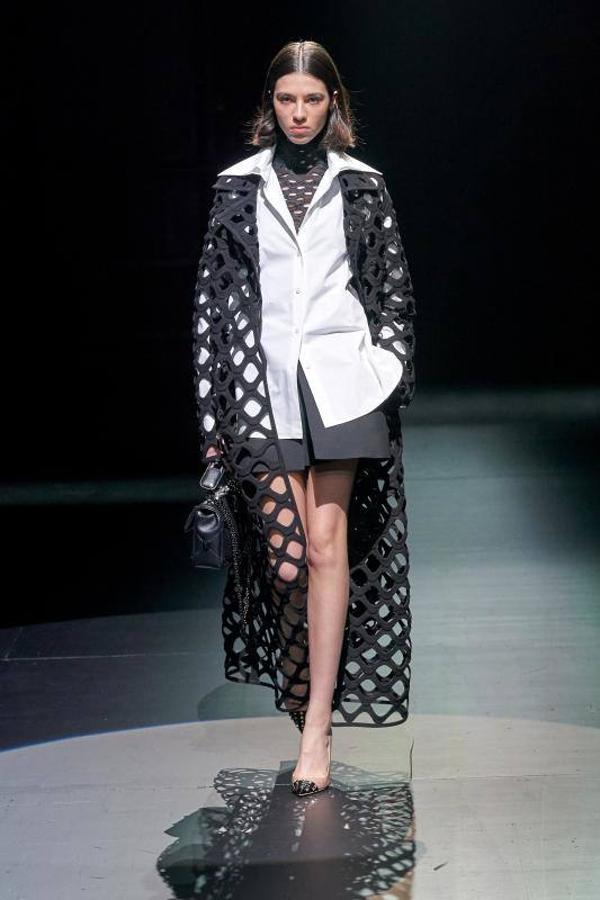 El blanco y el negro dominan la colección de Valentino