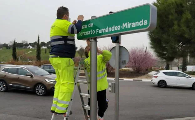 La plaza de Torcuato Fernández-Miranda en Madrid reconoce ya «su labor heroica en la Transición»