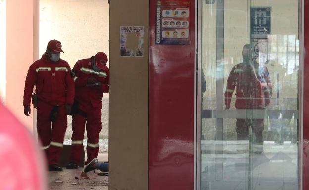 Mueren siete estudiantes al caer del cuarto piso de una universidad de Bolivia