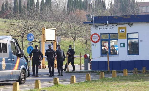 La Policía Nacional busca pruebas de la «despatrimonialización fraudulenta» de Alu Ibérica en Avilés y La Coruña