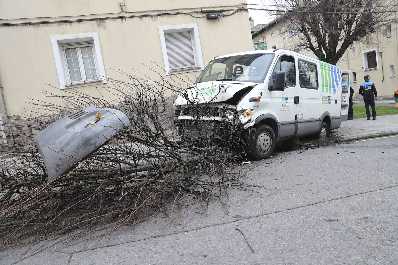 Roba una furgoneta de Emulsa en Gijón, choca contra dos coches y derriba un árbol