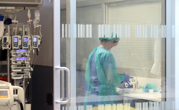 Una mujer con 20 semanas de gestación, ingresada en la UCI del HUCA por covid