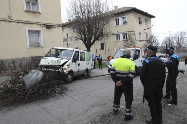 Roba una furgoneta en Portuarios y choca contra un coche y un árbol