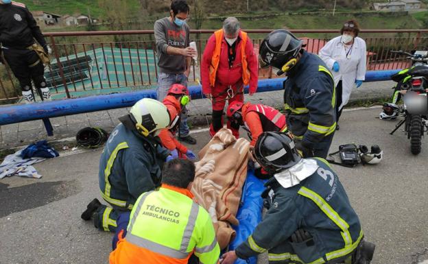 Evacúan a un hombre al HUCA tras caer de la moto en Quirós