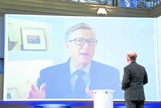 Bill Gates entra en escena