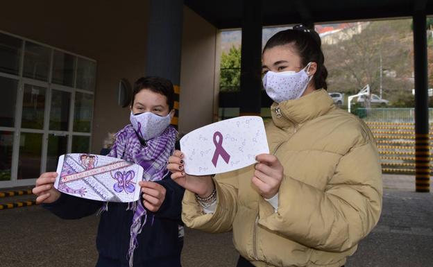 Mil mascarillas para alzar la voz por la igualdad en Cangas del Narcea