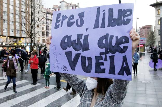 Las jóvenes arremeten contra «un país que no nos ofrece futuro, con un paro del 42%»