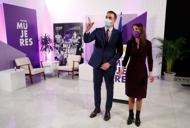 Madrid sortea las prohibiciones sanitarias con concentraciones más pequeñas