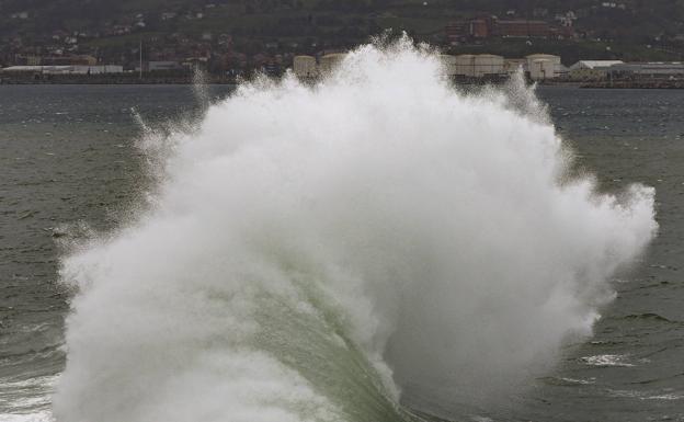 Olas de hasta seis metros ponen al litoral asturiano en alerta