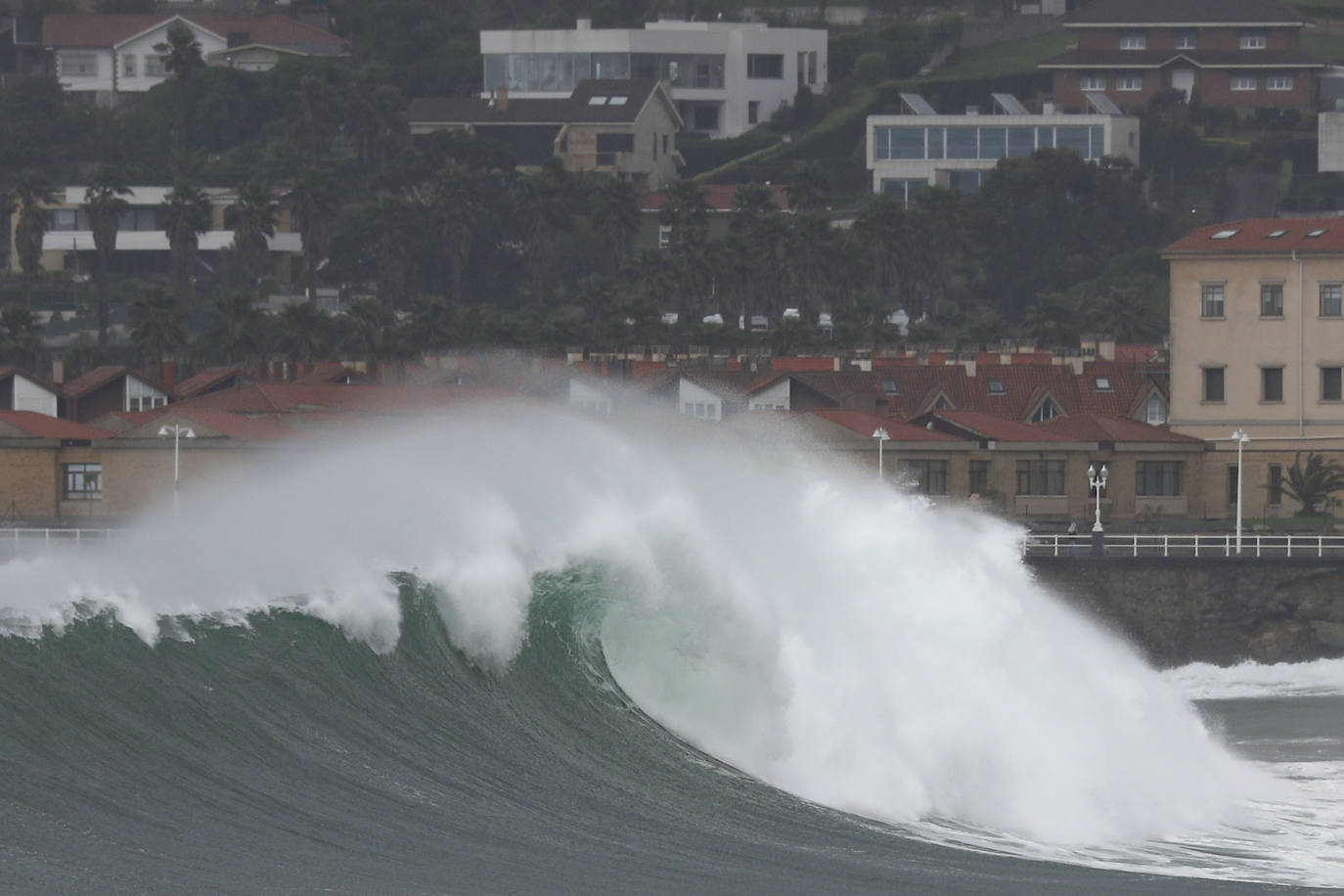 Espectacular oleaje en Gijón