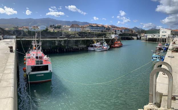 Un herido tras ser alcanzado por un golpe de mar en el puerto de Llanes