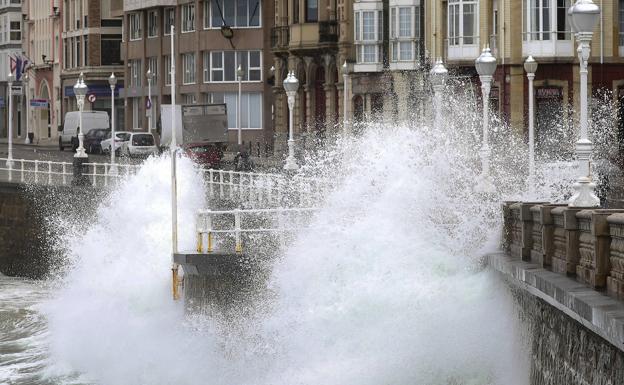 El fuerte oleaje mantendrá a Asturias en alerta durante todo el fin de semana