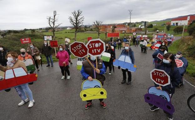 Ciudadanos, Foro y Podemos unen sus fuerzas para paralizar la estación de la ITV en Granda