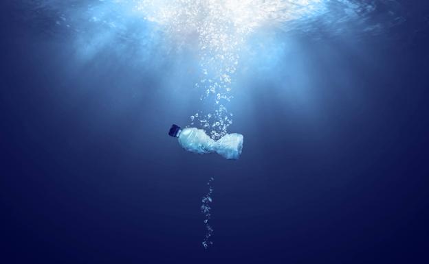 En 2050 habrá más plásticos que peces en los océanos