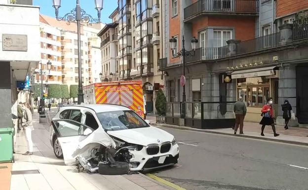 Muere tras sufrir un infarto y provocar un accidente en el centro de Oviedo
