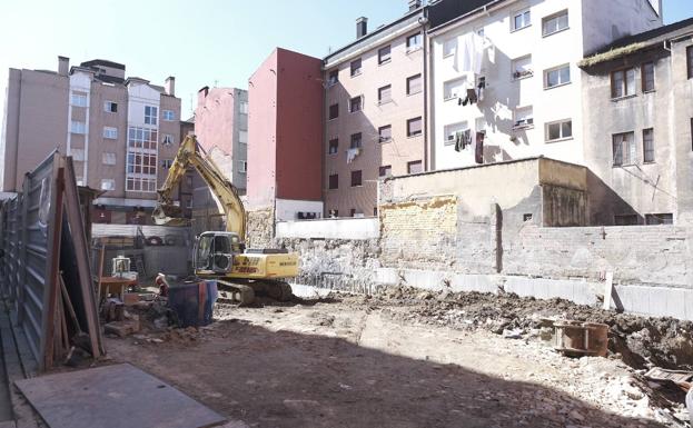 Los Tedax recuperan un proyectil de aviación de la Guerra Civil durante una obra en Gijón