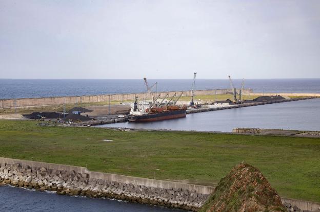 El Puerto de Gijón asfaltará el muelle Norte para ganar espacio y reducir la contaminación
