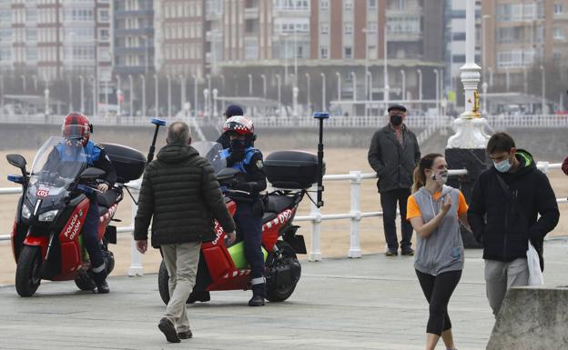 Denunciadas 30 personas y un local hostelero por no cumplir las medidas anticovid en Gijón