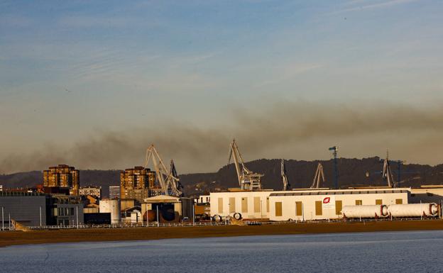 Así quiere acabar el Principado con la contaminación de Gijón: filtros en Arcelor, agua en los muelles y el vial de Jove