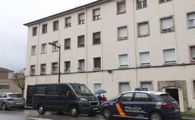 Hallan el cadáver de una mujer que llevaba cerca de un mes muerta en su casa de Gijón