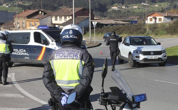 Detenido por circular sin carné incumpliendo el toque de queda