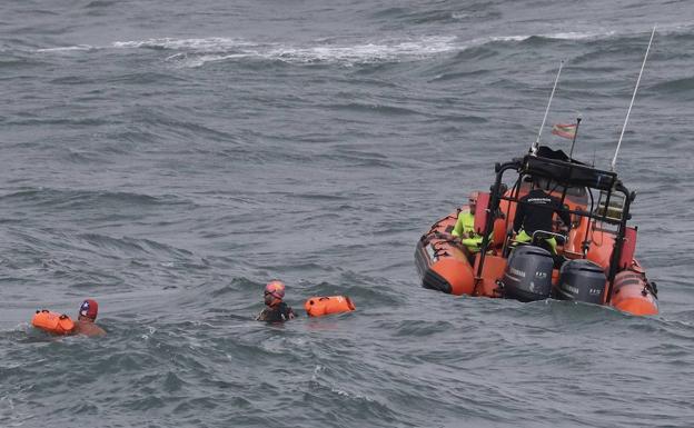 Operativo de rescate por dos nadadores en el muelle de Gijón