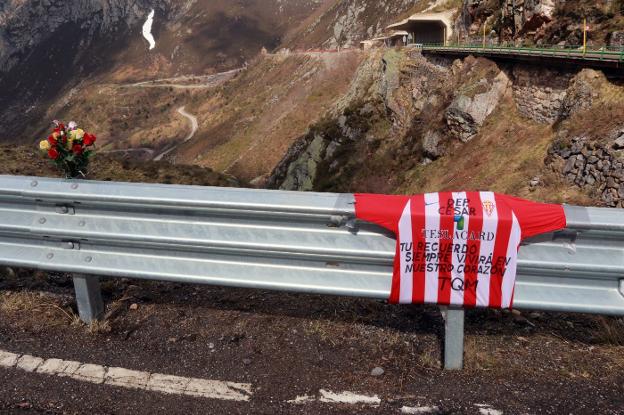 Un camiseta del Sporting en recuerdo de César