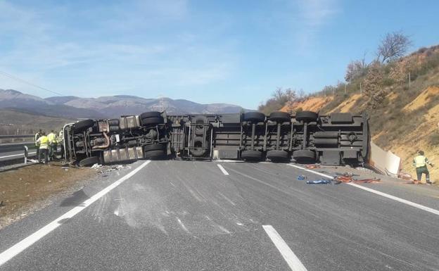 El vuelco de un camión en León corta el Huerna hacia Asturias durante dos horas