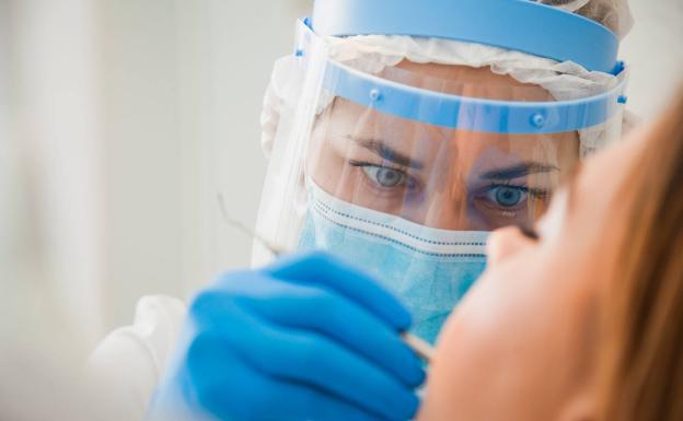 La ciencia investiga si el origen del alzheimer está en una infección bucal