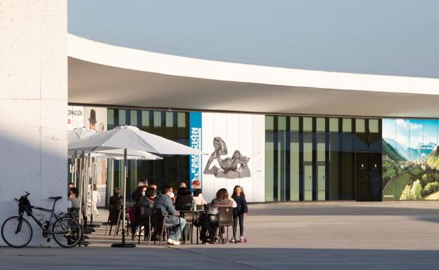 El Centro Niemeyer abre sus puertas y se tiñe de rojo por su décimo aniversario
