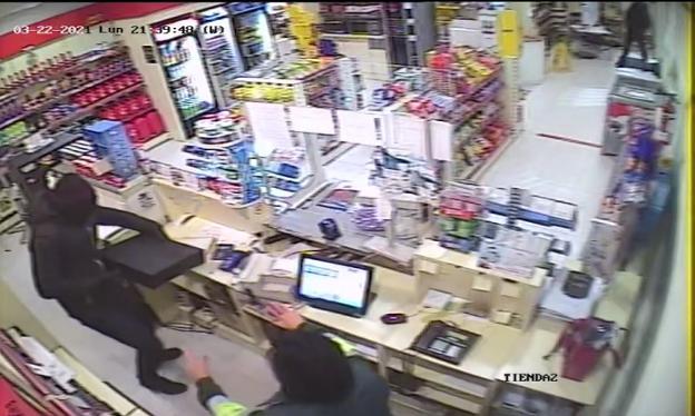 «Fue todo muy rápido; en minuto y medio se metieron tras el mostrador y arrancaron la caja»