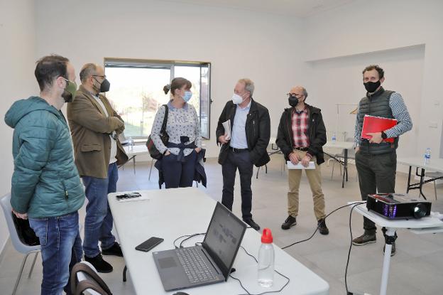 «El Ayuntamiento no reconoce que en Nuevo Roces tenemos un problema de aparcamiento»