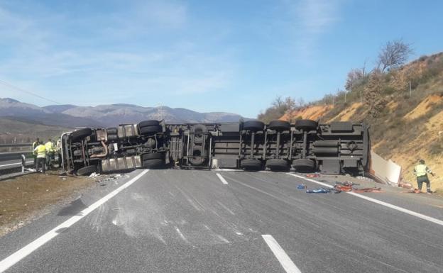 El vuelco de un camión en León corta durante casi dos horas la autopista del Huerna