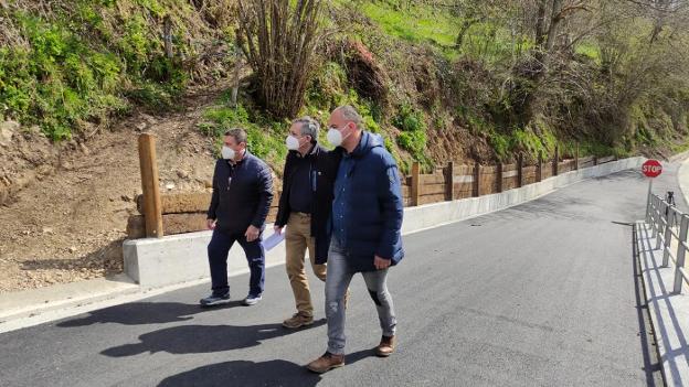 La carretera a Fondos de Vega, ensanchada