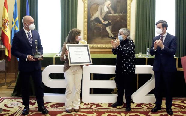 El Mercado Artesano y Ecológico y los serenos recogen el premio Ciudad Abierta de Ser Gijón