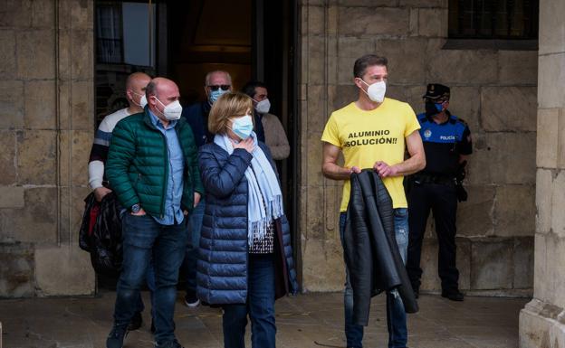 Las alcaldesas de Avilés y La Coruña buscarán soluciones para Alu Ibérica