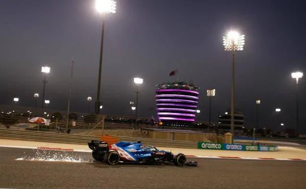 Fernando Alonso abandona en su regreso a la F1 en una carrera en la que Hamilton fue el más rápido